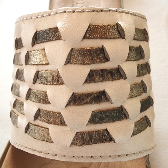 BORN – Sandal, leather upper & linings, white/gold tone, approx. 1”, size 8 - Picture 7 of 8